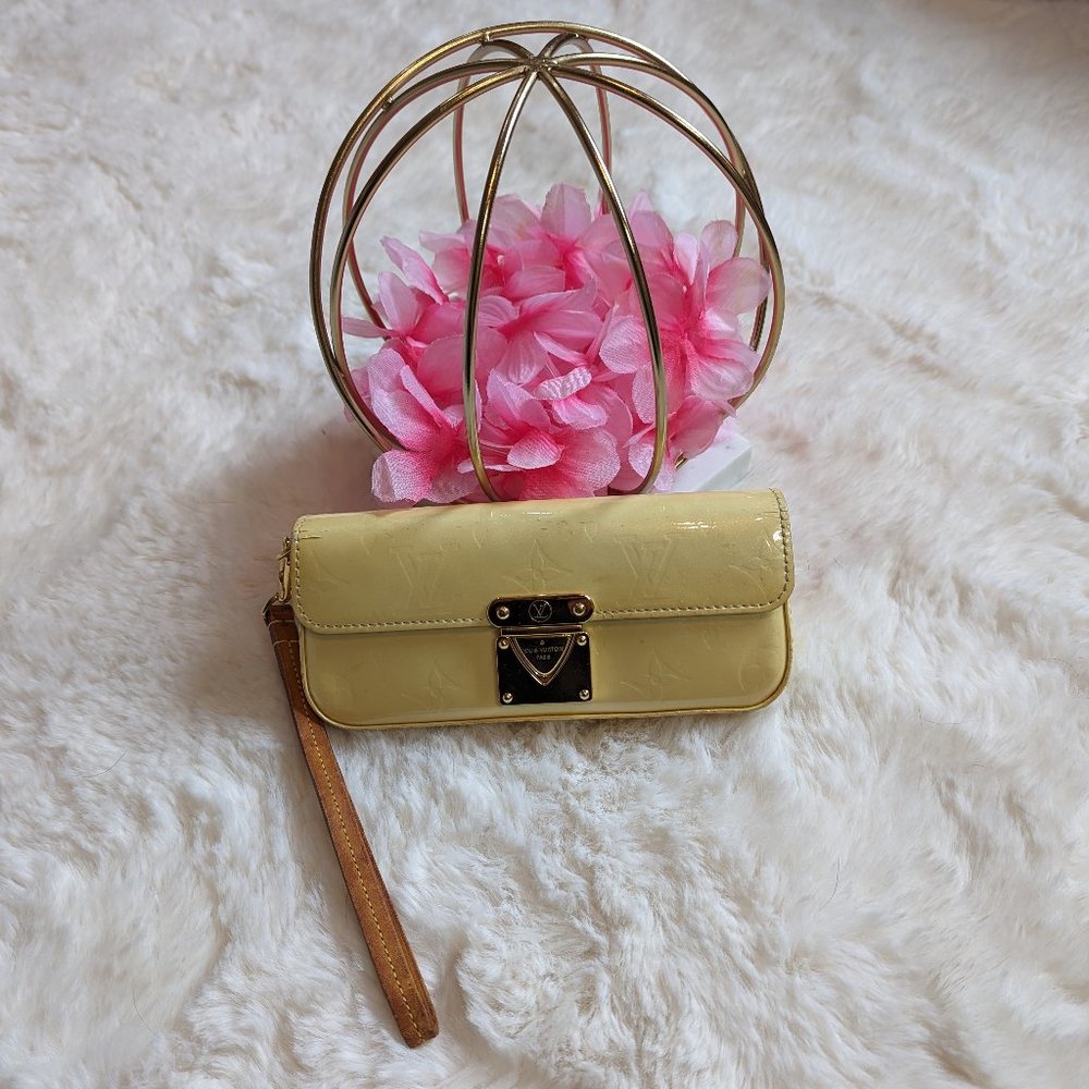 RARE LOUIS VUITTON Vernis Pochette Lagoon Glasses Case in Perle/Yellow